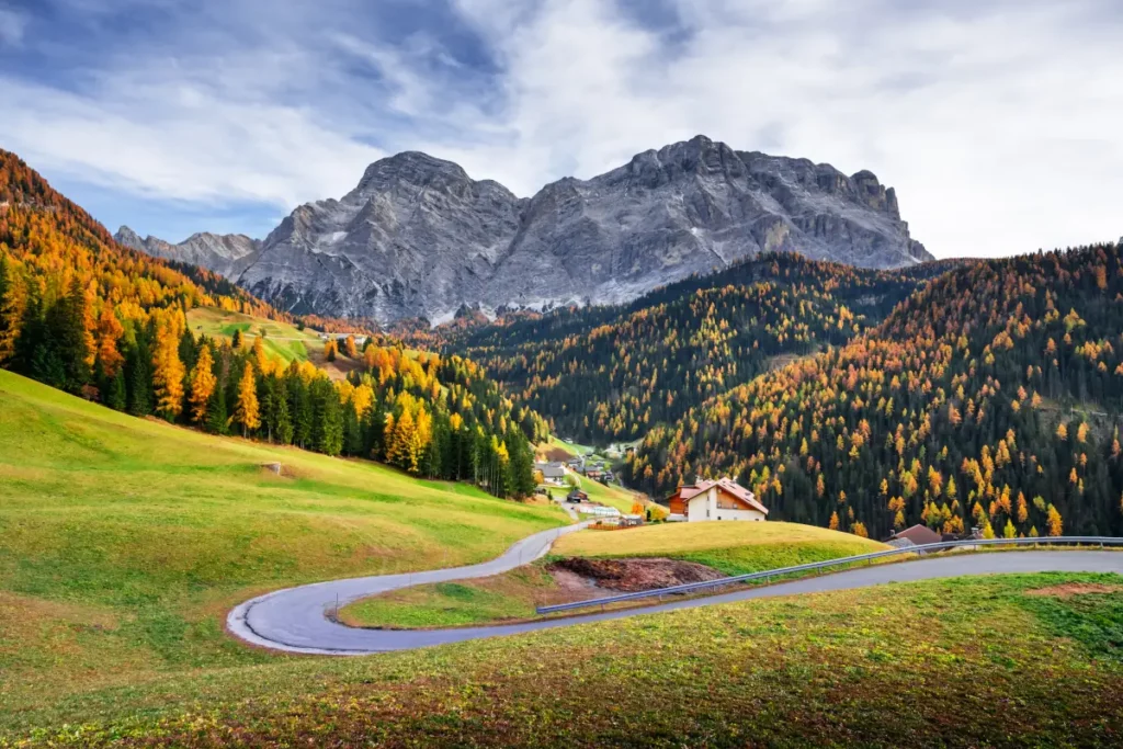 Kurvenreiche Straße in den Herbstalpen der Dolomiten